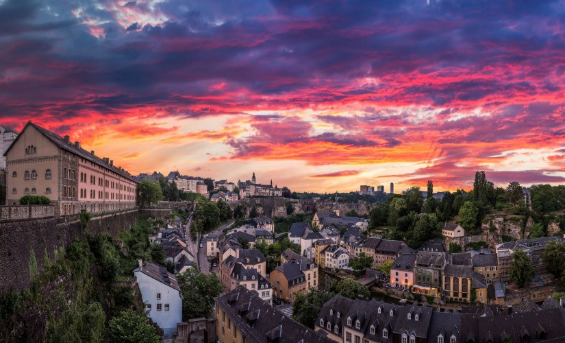 La ville de Luxembourg au coucher du soleil.