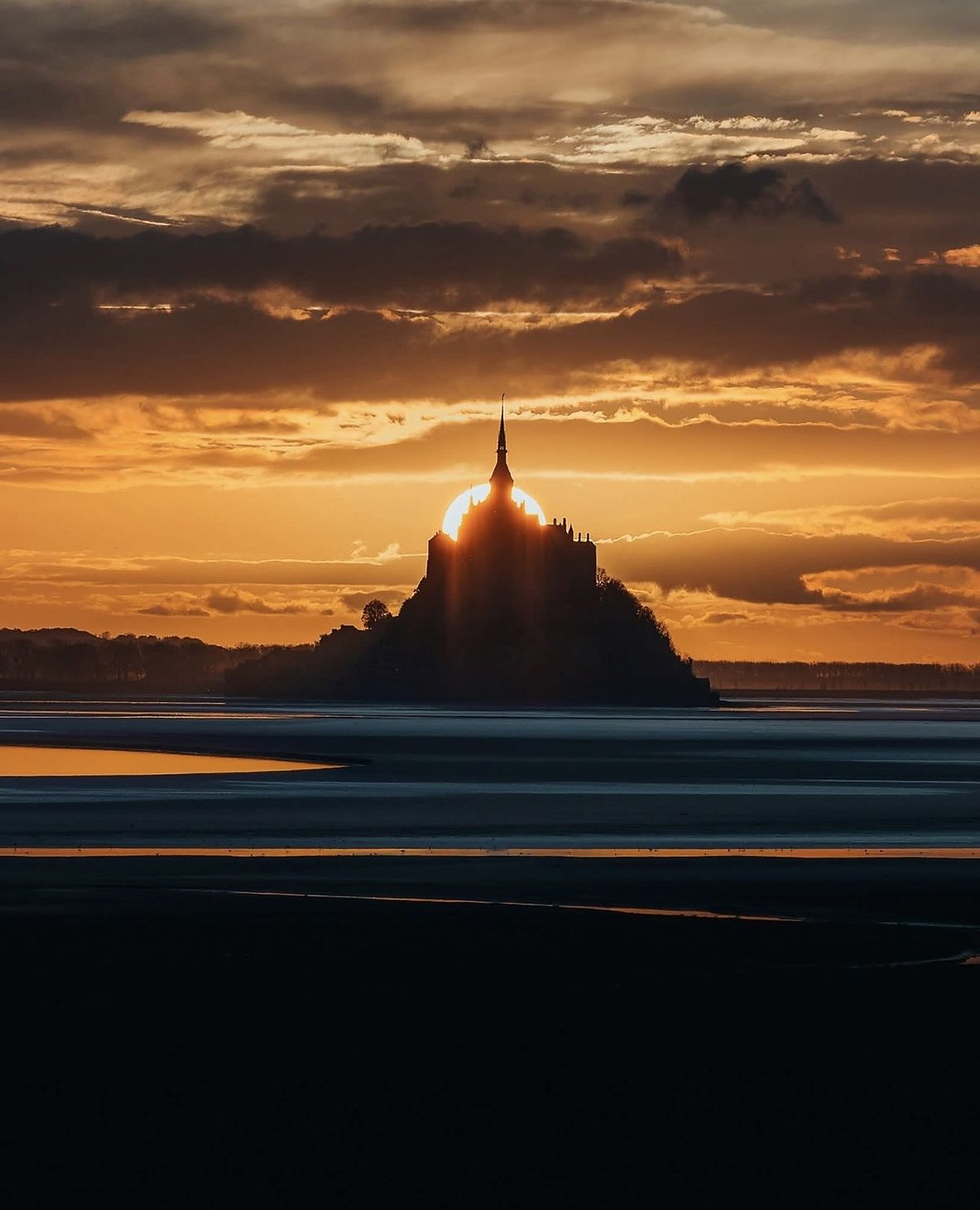 Le Mont-Saint-Michel au coucher du soleil.