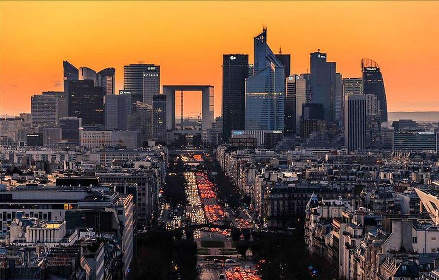 Le quartier de La Défense au soleil couchant.