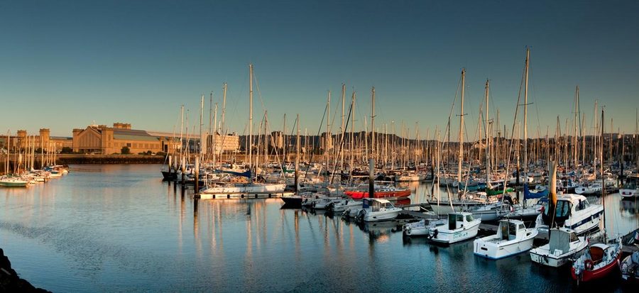Le port de Cherbourg au crépuscule.
