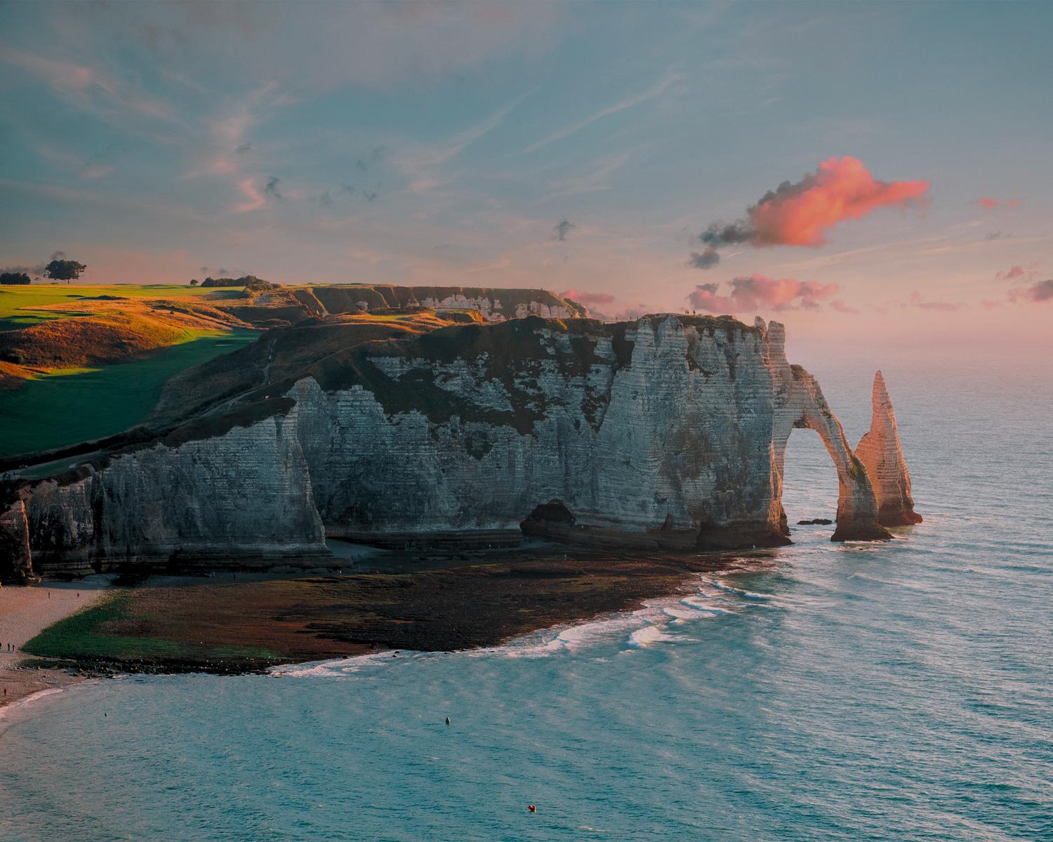 Les falaises et l’aiguille d’Étretat en Normandie.