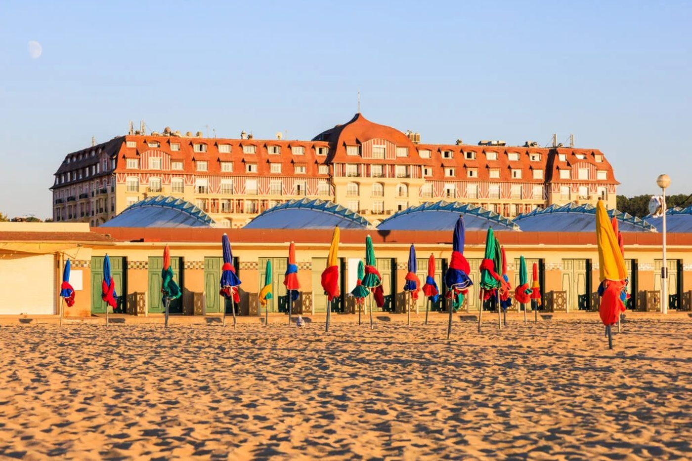 Les parasols colorés de la plage de Deauville, en Normandie.